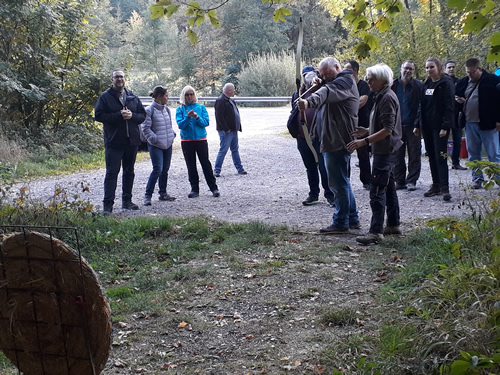 Gruppe beim Bogenschie&szlig;en